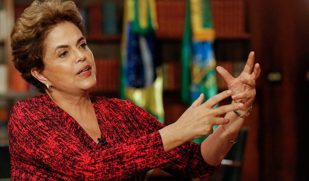 "A mídia aqui no Brasil tem sido muito crítica quando se trata de mim, meu governo e nossos aliados... Mas de repente ela tende a favorecer o governo interino e evitar criticá-lo – apesar da situação peculiar que tem surgido", declarou a presidente afastada, em entrevista à versão em espanhol do veículo russo RT; ainda sobre a imprensa, ela acrescenta que a democratização da mídia é um dos temas em debate no Brasil; "Nós não queremos controlar ninguém ou influenciar a posição de ninguém. Somos contra o oligopólio da mídia, que mantém todo o poder nas mãos de poucas famílias"; assista