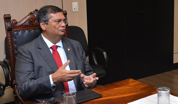 O governador Flávio Dino realizou, no Palácio dos Leões, mais uma reunião para avaliar as ações de combate aos incêndios criminosos a ônibus e definir novas estratégias das forças de segurança do Estado; o chefe do executivo enfatizou a chegada do efetivo da Força Nacional, que, segundo ele, estarão "progressivamente engajados sob o comando do nosso sistema de segurança, somando as medidas relativas à prevenção, com a participação dos sindicatos, tanto de empresários como dos rodoviários, a atuação do nosso sistema de segurança, as medidas adotadas na penitenciária e pelo poder judiciário, creio que a gente vai conseguir debelar essa situação"