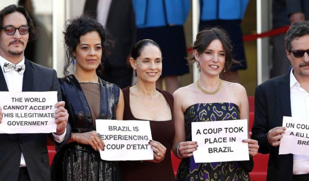 Atriz defende o protesto da equipe do filme Aquarius, em Cannes, contra o impeachment de Dilma Rousseff: “Foi um gesto bonito e corajoso porque a gente tem de participar. Até a Dilma repercutiu e agradeceu no Twitter. Temos de defender a nossa democracia, que ainda é frágil”; segundo Sonia Braga, tudo que estamos vivendo é pela falta de educação dos brasileiros ricos 