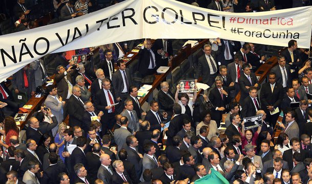 Não nos deixemos enganar pela turma que sempre se locupletou às custas do erário. Passando o impeachment, fecharão as portas para quaisquer mudanças. A Lava Jato será encerrada e teremos um arrocho enorme, com perdas de direitos, principalmente trabalhistas, como nunca se viu na história deste país