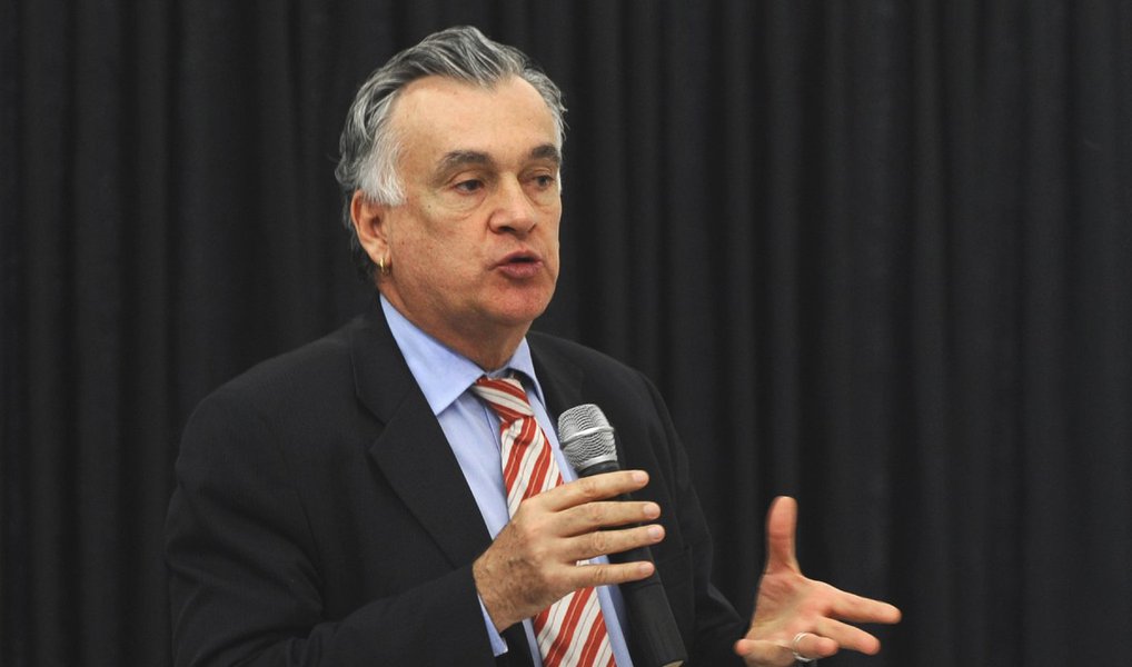 O ex-ministro Juca Ferreira, que ao lado da presidente Dilma Rousseff respondeu a perguntas de internautas nesta quinta (19), pelo Facebook, disse que o programa Pontos de Cultura, que atua em ações ligadas à cultura tradicional, indígena e das periferias das grandes cidades, está em risco e deverá sofrer "ataques ou redução de importância", durante a gestão do setor pelo governo interino, que extinguiu o ministério da Cultura (MinC) e subordinou a pasta ao ministério da Educação