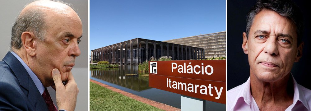 O músico Chico Buarque dizia sentir orgulho da política externa desenvolvida pelo chanceler Celso Amorim porque, desde a era Lula, o Brasil deixou de falar grosso com a Bolívia e fino com os Estados Unidos; a chegada de José Serra ao Itamaraty, no entanto, inverte essa lógica; desde que tomou posse, ele já criticou países como El Salvador, Bolívia, Equador, Venezuela e a própria Unasul; além disso, prepara o fechamento de representações diplomáticas na África e na América Central, regiões onde a influência brasileira crescia, num esforço reconhecido globalmente; a tendência, a partir de agora, é que o Brasil tente falar grosso com os vizinhos e fino com os Estados Unidos, mas isso não assusta os vizinhos; Ernesto Samper, da Unasul, disse que não dá satisfações a "chanceler interino"