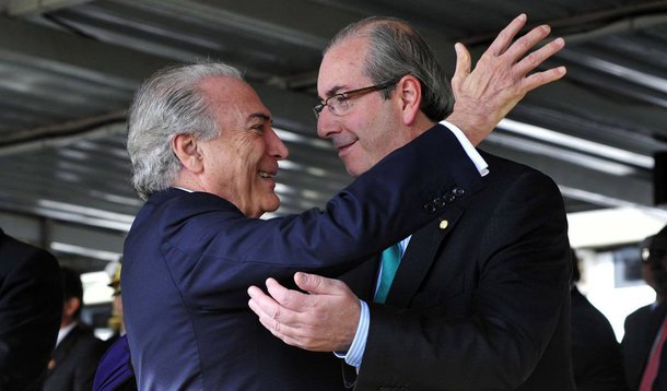 "O que Temer e Cunha comandam não é apenas um golpe contra a democracia e contra os beneficiários de programas sociais; é um golpe contra a Justiça, é um salvo conduto para continuarem arrastando o país para o buraco da impunidade, da ilegalidade, da corrupção, dos privilégios", afirma o colunista Alex Solnik; ele conta que a "isca" do golpe atrai novos adeptos, como o PP, principal implicado na Lava Jato, e demonstra surpresa com o silêncio das ruas sobre o fato; "É espantoso que "as ruas", esse movimento difuso, misterioso, obscuro cuja principal bandeira é a "luta contra a corrupção" não se deem conta de que na verdade estão protegendo os corruptos, estão servindo de biombo para inocentar os que já têm os pés na lama e os futuros enlameados"
 