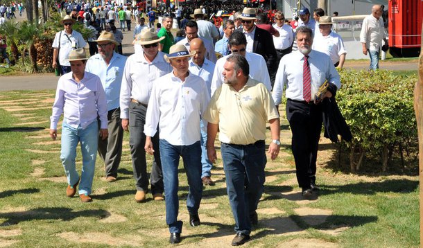 O sétimo lote do Prospera DF, programa de crédito produtivo voltado a micro e pequenos empresários, foi liberado, durante cerimônia na feira de agronegócio AgroBrasília 2016, com a presença do governador Rodrigo Rollemberg; Vinte e seis cartas de crédito foram entregues, e R$ 408 mil liberados; o recurso vem do Fundo de Geração de Emprego e Renda do Distrito Federal; desde março, quando o Prospera DF foi retomado, foram distribuídos R$ 2,5 milhões; a meta é chegar a R$ 11 milhões até o fim de 2016; o programa oferece créditos de R$ 5 mil a R$ 30 mil, com juros de 0,5% ao mês, parcelados em até 36 vezes pelo Banco de Brasília (BRB)