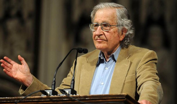 O linguista norte-americano e professor emérito do MIT (Instituto de Tecnologia de Massachusetts, na sigla em inglês) Noam Chomsky disse nesta terça (17) que "na verdade, temos a única líder política que não roubou para enriquecer e está sendo impedida por uma gangue de ladrões, que fizeram isso"; "Isso conta como um golpe brando”, disse Chomsky