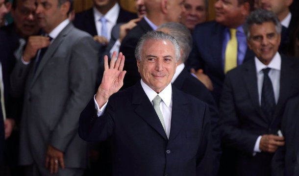 Esse governo direitista, reacionário, defensor das mesmas ideias retrógradas que nunca fizeram o Brasil crescer e ser mais igual, não resistirá. A única saída será então novas eleições, teste no qual os atores do governo Temer dificilmente passarão