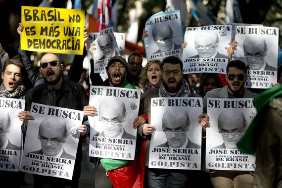 Chamado de golpista e chanceler impostor, o ministro das Relações Exteriores chegou neste domingo a Buenos Aires, e desde então vem sendo alvo de protestos; nesta segunda, os manifestantes, munidos de apitos e bandeiras do Brasil, também carregavam cartazes com a foto de José Serra, alterada na forma de uma caricatura, com dizeres “Procura-se José Serra. Chanceler impostor do Brasil. Golpista”