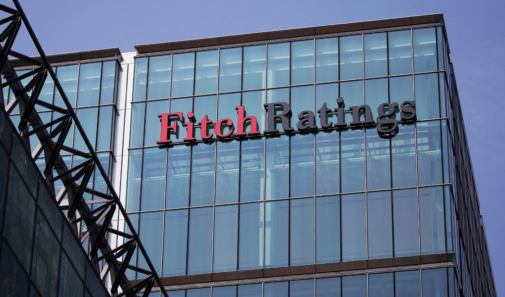 A agência de classificação de risco Fitch rebaixou nesta quinta-feira o rating soberano do Brasil para "BB", colocando a nota do país ainda mais dentro do grau especulativo; a perspectiva para o rating é negativa, o que significa que novas revisões para baixo poderão ocorrer adiante