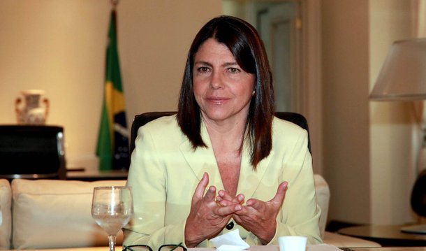Ex-governadora do Maranhão, Roseana Sarney (PMDB) montou um bunker em Brasília, e garantiu a aliados que, consumado o impeachment, o passo seguinte seria a nomeação imediata da peemedebista para um dos principais ministérios; o grupo Sarney estaria pressionando Michel Temer para que Roseana assuma a pasta da Educação; implicada na Operação Lava Jato por formação de quadrilha e lavagem de dinheiro, a ex-governadora mira no foro especial para evitar que o juiz Sérgio Moro tenha acesso à investigação da PF contra ela