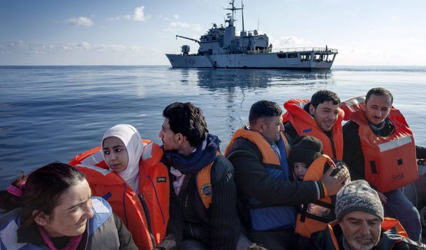 Ministro das Relações Exteriores da Itália, Paolo Gentiloni, confirmou relatos de que muitos imigrantes morreram em águas egípcias; "O que é certo é que estamos mais uma vez com uma tragédia no Mediterrâneo, exatamente um ano depois da tragédia que tivemos... em águas líbias", disse em referência às mortes de centenas de imigrantes na costa da Líbia em abril de 2015