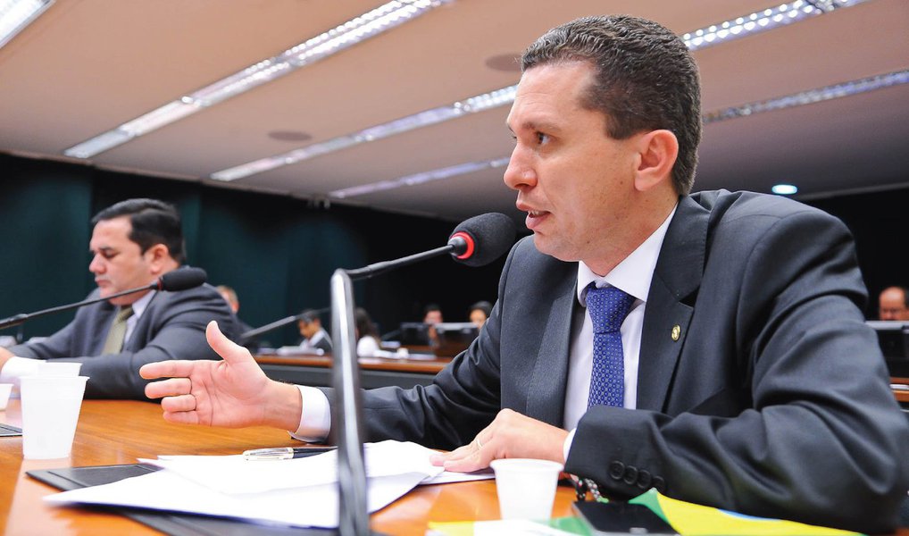 O deputado federal Fausto Pinato (PP-SP) renunciou nesta quarta (13) a sua vaga no Conselho de Ética da Câmara; o movimento pode abrir espaço para uma virada de Cunha que, na fase de apreciação do relatório preliminar, foi derrotado por uma margem apertada –11 a 9; Pinato foi substituído por Tia Eron (PRB-BA), ligada à Igreja Universal; "Creio que ela seguirá o relator, se fizerem diferente será um absurdo, um tiro no pé. Existem provas absurdas", disse ele