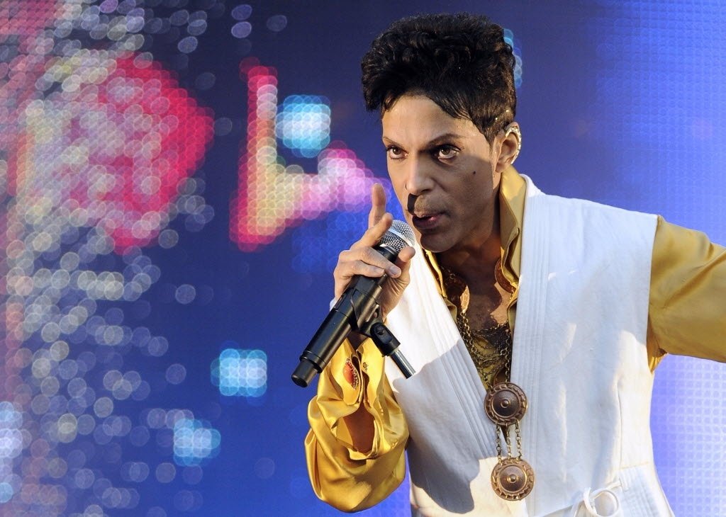 Cantor pop norte-americano Prince, de 57 anos, foi encontrado inconsciente em sua casa em Minnesota e mais tarde foi declarado morto, segundo reportanges na imprensa dos Estados Unidos; Prince, um cantor e compositor inovador cuja música combinou jazz, funk e disco, é mais conhecido por canções de sucesso como "Purple Rain", "Kiss" e "Raspberry Beret" e era considerado  como uma das forças mais inventivas e excêntricas da música pop norte-americana; ele entrou para o Rock and Roll Hall of Fame em 2004
 