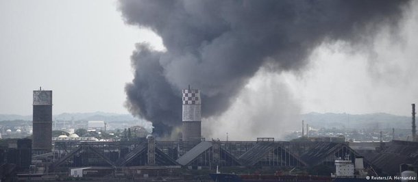 Ao menos 13 pessoas morreram em uma explosão que atingiu um importante complexo petroquímico da companhia de petróleo mexicana Pemex no Estado de Veracruz;  explosão, que ocorreu na quarta-feira, foi causada por um vazamento que provocou um incêndio e uma enorme nuvem de fumaça na Petrochemical Vinil, operada pela mexicana Mexichem em parceria com a Pemex, também deixando 136 feridos, dos quais 13 são graves