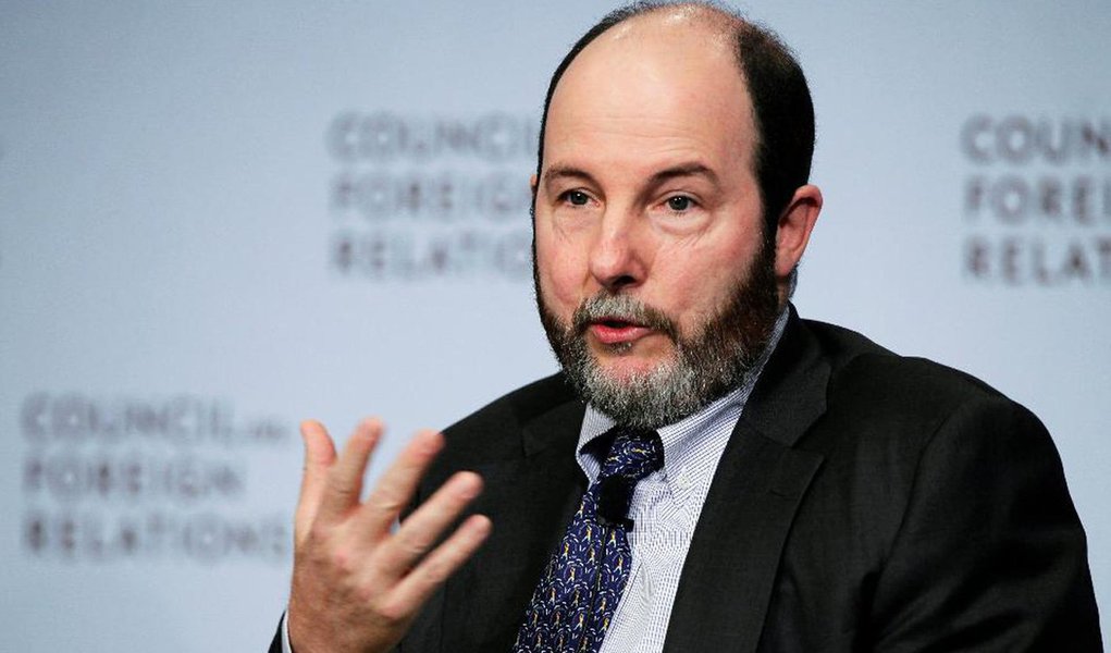 Ex-presidente do Banco Central Armínio Fraga tem sido cogitado para chefiar a equipe econômica em um eventual governo liderado pelo vice-presidente Michel Temer, em caso de impeachment de Dilma; em palestra em evento da Abecip (Associação Brasileira das Entidades de Crédito Imobiliário e Poupança), ele disse não pensar "neste momento" em trabalhar em um possível futuro governo que assuma o país em caso de impeachment