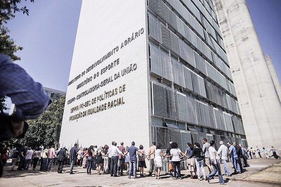 Militantes de movimentos rurais, servidores e gestores do extinto Ministério do Desenvolvimento Agrário (MDA) fizeram um "abraçaço" no entorno da sede do órgão, em Brasília; ação é um protesto contra a extinção da pasta, cujas atribuições ficarão a cargo do novo Ministério do Desenvolvimento Social e Agrário, comandado por Osmar Terra; "Eles estão mostrando o que representam com muita rapidez. Quando acabam com o nosso Ministério, estão colocando de lado na história do Brasil os 4 milhões de famílias de agricultoras e agricultores, ou seja, mais de 16 milhões de pessoas", disse o ex-ministro Patrus Ananias (PT) em discurso dirigido aos presentes