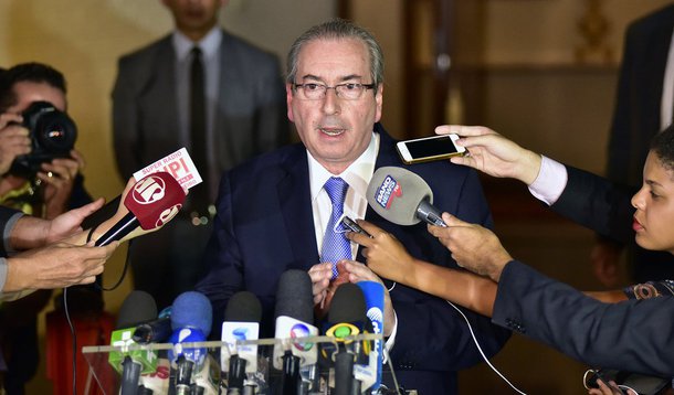 Com a decisão do STF que afasta Eduardo Cunha (PMDB-RJ) da presidência da Câmara, a direção da Casa deve suspender imediatamente as prerrogativas presidenciais do deputado; o peemedebista terá 30 dias para deixar a residência oficial em Brasília; perderá também o direito ao veículo oficial, o transporte aéreo por aviões da Força Aérea Brasileira (FAB) e à segurança da Polícia Legislativa; deve deixar de receber ainda o salário de R$ 33.763,00