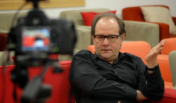 “Veículos de mídia cederam ao populismo que inflama os ódios de classe e leva o país a vivenciar mais um golpe contra as instituições. Fica para conferir se a mídia terá no governo Temer a mesma obsessão higienizadora e incriminatória que exibe contra a ordem petista”, afirma o jornalista Mario Vitor Santos 