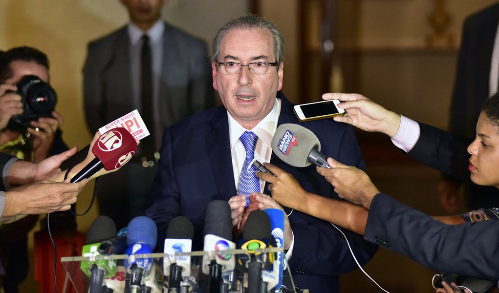 Com a decisão do STF que afasta Eduardo Cunha (PMDB-RJ) da presidência da Câmara, a direção da Casa deve suspender imediatamente as prerrogativas presidenciais do deputado; o peemedebista terá 30 dias para deixar a residência oficial em Brasília; perderá também o direito ao veículo oficial, o transporte aéreo por aviões da Força Aérea Brasileira (FAB) e à segurança da Polícia Legislativa; deve deixar de receber ainda o salário de R$ 33.763,00