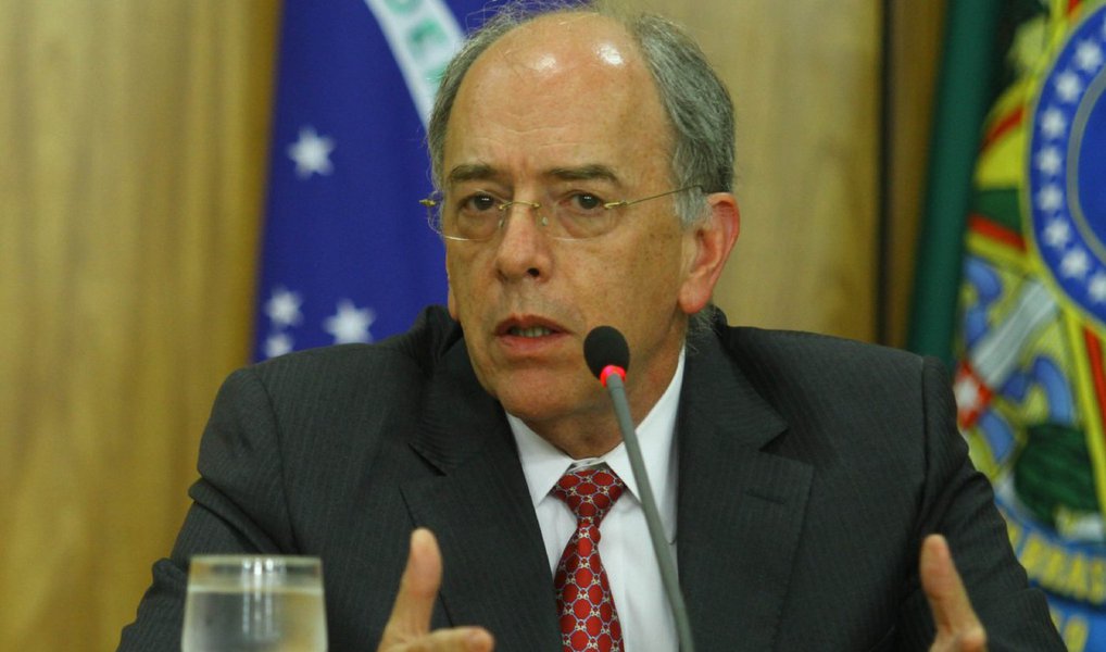 Em nota ao mercado divulgada após a reunião, a Petrobras anunciou apenas que o Comitê de Remuneração e Sucessão informou ao Conselho de Administração que está em andamento uma “avaliação dos requisitos necessários para a investidura nos cargos indicados, bem como, sobre todos os demais procedimentos de governança corporativa, conformidade e integridade necessários ao processo sucessório”; Pedro Parente foi indicado por Michel Temer para presidir a estatal