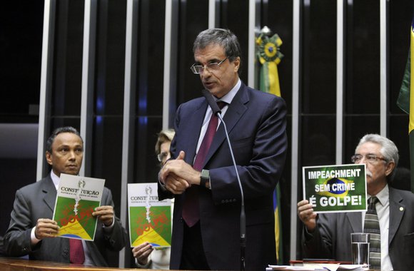 "Meras operações contábeis aceitas por todos os governos serem utilizadas como motivo de impeachment é golpe. É golpe!", discursou o advogado-geral da União em sessão na Câmara que discute o processo de impeachment da presidente Dilma Rousseff; ministro também disse que o processo é um "golpe" e "uma subtração ao direito ao voto das pessoas"; segundo ele, "se o parlamento aprovar o impeachment, o povo terá sido colocado na periferia. A história colocará as pessoas no seu devido lugar"