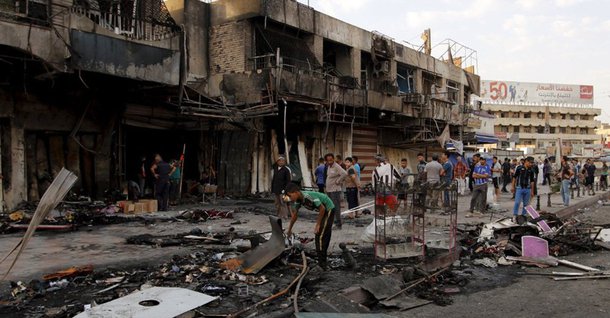 Atentados reivindicados pelo Estado Islâmico contra uma fábrica de gás de cozinha estatal na periferia norte de Bagdá matou pelo menos 11 pessoas neste domingo, incluindo policiais, e feriu outras 21, disseram fontes policiais; segundo a agencia Reuters, um carro-bomba explodiu na entrada da instalação em Taji por volta das 6h, permitindo que outro veículo que transportava pelo menos seis agressores com coletes explosivos entrasse na fábrica, onde eles confrontaram forças de segurança