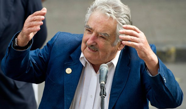 O ex-presidente do Uruguai e atual senador José Mujica afirmou que o afastamento da presidente do Brasil, Dilma Rousseff, “tem cheiro de golpe de Estado”; “Por mais que a decisão tomada no Brasil seja legal, tudo não deixa de ter um cheiro de golpe de Estado, porque uma decisão popular expressada em votos foi alterada, não por assuntos penais, o que poderia se entender, mas por uma questão de má administração ou como queira chamar”, disse; Mujica ainda lembrou que o presidente em exercício do Brasil, Michel Temer, é “acusado e processado na Justiça”