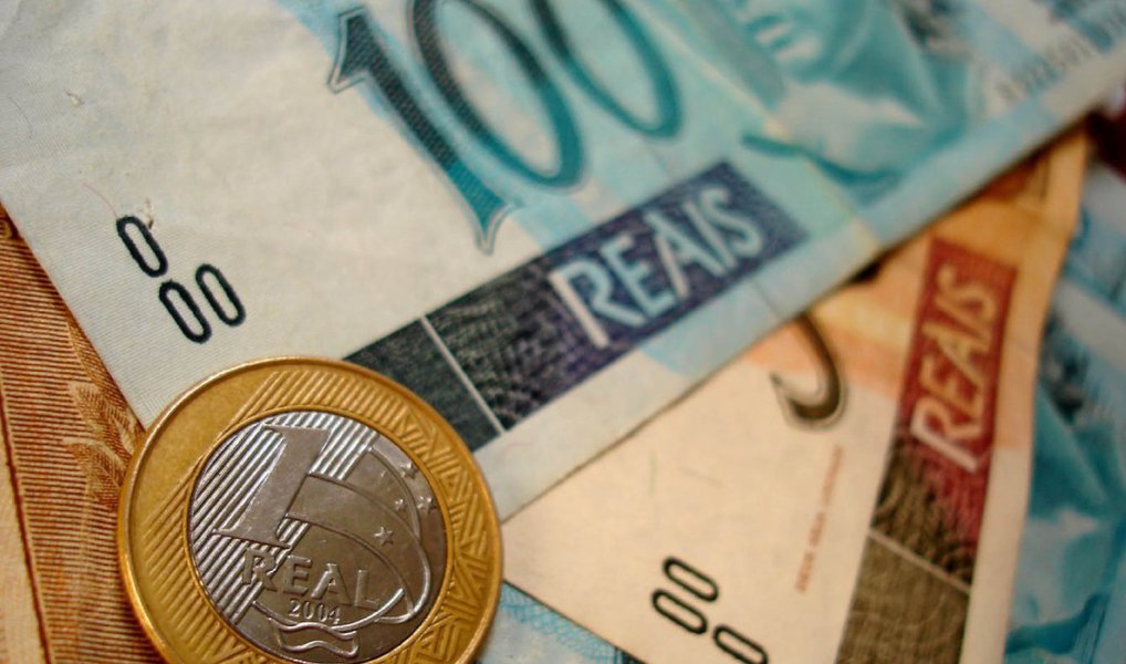Carga tributária bruta nacional encerrou o ano passado em 32,71% do Produto Interno Bruto (PIB), segundo o secretário do Tesouro Nacional, Otávio Ladeira; carga de impostos corresponde a praticamente um terço de tudo o que o Brasil produziu no ano passado; pelos números do Tesouro, a carga tributária bruta aumentou 0,28 ponto percentual em 2015 na comparação com os 32,43% do PIB registrados em 2014