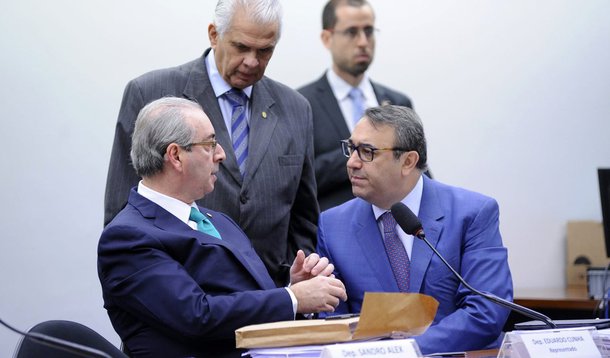 Depois de afirmar, na última quinta, que estaria de volta ao seu gabinete na próxima segunda-feira, Eduardo Cunha, que está afastado do exercício do mandato, recua; segundo sua assessoria, ele avalia com seus advogados "a conveniência" de ir ou não ao Congresso