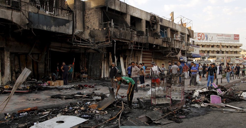 Atentados reivindicados pelo Estado Islâmico contra uma fábrica de gás de cozinha estatal na periferia norte de Bagdá matou pelo menos 11 pessoas neste domingo, incluindo policiais, e feriu outras 21, disseram fontes policiais; segundo a agencia Reuters, um carro-bomba explodiu na entrada da instalação em Taji por volta das 6h, permitindo que outro veículo que transportava pelo menos seis agressores com coletes explosivos entrasse na fábrica, onde eles confrontaram forças de segurança