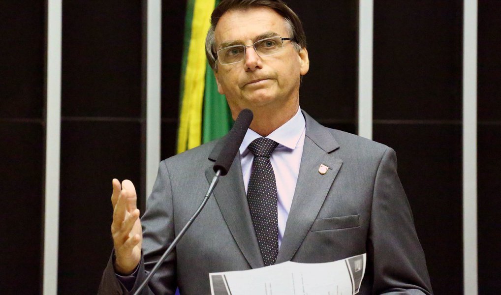 Parlamentares de seis partidos protocolaram, nesta quarta (27), representações na Procuradoria Geral da República contra o deputado Jair Bolsonaro (PSC-RJ), acusando-o de apologia ao crime e injúria por suas declarações durante a votação do impeachment da presidente Dilma Rousseff; os parlamentares foram pessoalmente à PGR entregar as representações; uma das representações é assinada pelos líderes do PSOL, PT, PCdoB, PDT e Rede, além do filho do jornalista assassinado pela ditadura Vladimir Herzog, Ivo Herzog; a outra é de autoria do PPS