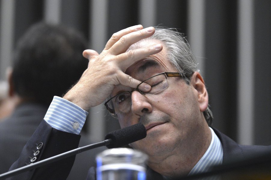 Quem levanta a questão é Eduardo Guimarães, do Blog da Cidadania; "A chantagem foi amplamente usada por Cunha. E para variados fins. Além de chantagear o PT com o impeachment de Dilma para que o partido não votasse pela abertura de seu processo de cassação na Câmara, o agora ex-presidente da Casa chantageou parlamentares de outros partidos", diz ele; "O questionamento dos atos de Cunha no STF permite, portanto, que aquela Corte anule todos os atos do ex-presidente da Câmara que possam ter prevalecido ao custo de estratégias como chantagem, intimidação, suborno e outros meios ilícitos de levar parlamentares a votarem como ele queria"