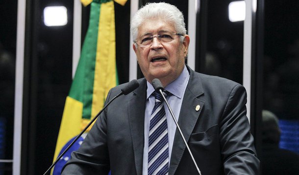 Senador Roberto Requião (PMDB-PR), copresidente da Assembleia Euro Latino-Americana, criticou, em Lisboa, as políticas neoliberais e expansionistas que, segundo ele, sufocam o desenvolvimento da América Latina; “Toda vez que produzimos um avanço, por pequeno que seja, segue-se um retrocesso e voltam a nos sufocar com o torniquete da dependência, do atraso”, disse o parlamentar, crítico ferrenho do afastamento da presidente Dilma; um das principais críticas de Requião é com relação ao projeto do senador licenciado José Serra (PSDB-SP), que tira da Petrobras as prerrogativas para comandar a extração de petróleo do Pré-Sal; o tucano assumiu o Ministério das Relações Exteriores no governo Michel Temer