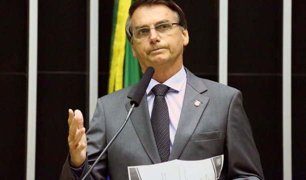 Parlamentares de seis partidos protocolaram, nesta quarta (27), representações na Procuradoria Geral da República contra o deputado Jair Bolsonaro (PSC-RJ), acusando-o de apologia ao crime e injúria por suas declarações durante a votação do impeachment da presidente Dilma Rousseff; os parlamentares foram pessoalmente à PGR entregar as representações; uma das representações é assinada pelos líderes do PSOL, PT, PCdoB, PDT e Rede, além do filho do jornalista assassinado pela ditadura Vladimir Herzog, Ivo Herzog; a outra é de autoria do PPS