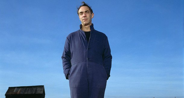 Mostra sob o título Cinema é Liberdade conta com a exibição de 26 videoclipes, longas e curta-metragens do artista inglês Derek Jarman, no Cine Caixa Belas Artes, na região central da capital paulista; a homossexualidade é um dos principais temas retratados pelo cineasta Jarman, que morreu em 1994, após viver com Aids por vários anos; obra mais conhecida do cineasta é o filme Caravaggio, lançado em 1986, sobre a vida do pintor italiano que viveu no século 16; também será exibido, na Caixa Cultura, na Praça da Sé, centro paulistano, em curta temporada, o espetáculo Joelma, um solo interpretado pelo ator e diretor Fabio Vidal, do Território Sirius Teatro de Salvador (BA), que retrata a história de uma das primeiras transexuais do Brasil, hoje com 71 anos