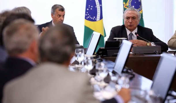 Em reunião com líderes de 17 partidos e blocos que apoiam seu governo na Câmara, o presidente interino Michel Temer ouviu que não há clima para a aprovação do projeto que recria a CPMF, uma das alternativas em estudo para elevar a arrecadação e reduzir o rombo nas contas públicas. Alguns deles sugeriram apoio à aprovação do projeto que legaliza jogos de azar