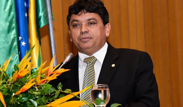 O secretário de Estado de Comunicação e Assuntos Políticos, Márcio Jerry, criticou a proposta do governo Michel Temer de federalizar o Porto de Itaqui, em São Luís; o empresário e suplente de senador Edinho Lobão (PMDB-MA), disse defender junto ao governo interino a proposta; "Lamentável que a primeira proposta do empresário Edinho Lobão ao governo interino seja o absurdo pedido de federalização do Porto do Itaqui. É um acinte ao Maranhão", disse Jerry no Twitter