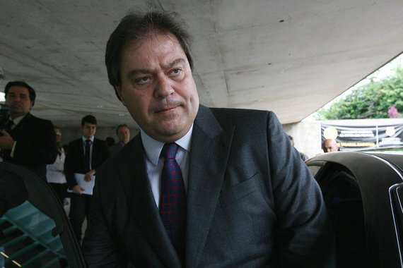 O ex-senador Gim Argello (PTB-DF) decidiu tentar um acordo de delação premiada com o Ministério Púbico Federal para tentar reduzir ou até se livrar de uma punição em eventual condenação pelos crimes dos quais é acusado pela força-tarefa da Lava Jato; o ex-parlamentar é suspeito de receber R$ 5,35 milhões de propina de empreiteiros; em troca de dinheiro ilícito, ele teria poupado empresários de depor na CPI da Petrobras