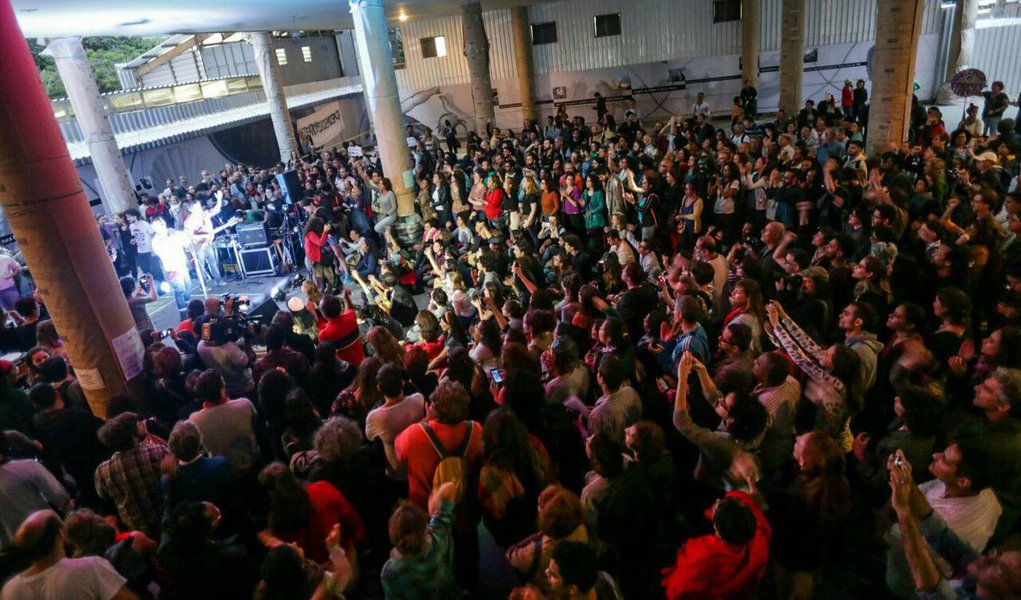 Manifestantes que ocupam o Palácio Capanema, antiga sede do Ministério da Cultura, no Rio de Janeiro, cantaram "Pra não dizer que não falei das flores"; no fim da música, o grupo gritou em peso: "Golpistas! Fascistas! Não passarão"; ocupação ocorre em protesto contra a extinção do MinC; assista
