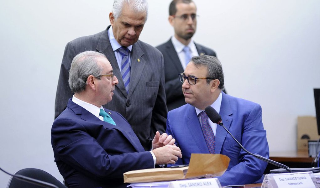 Depois de afirmar, na última quinta, que estaria de volta ao seu gabinete na próxima segunda-feira, Eduardo Cunha, que está afastado do exercício do mandato, recua; segundo sua assessoria, ele avalia com seus advogados "a conveniência" de ir ou não ao Congresso