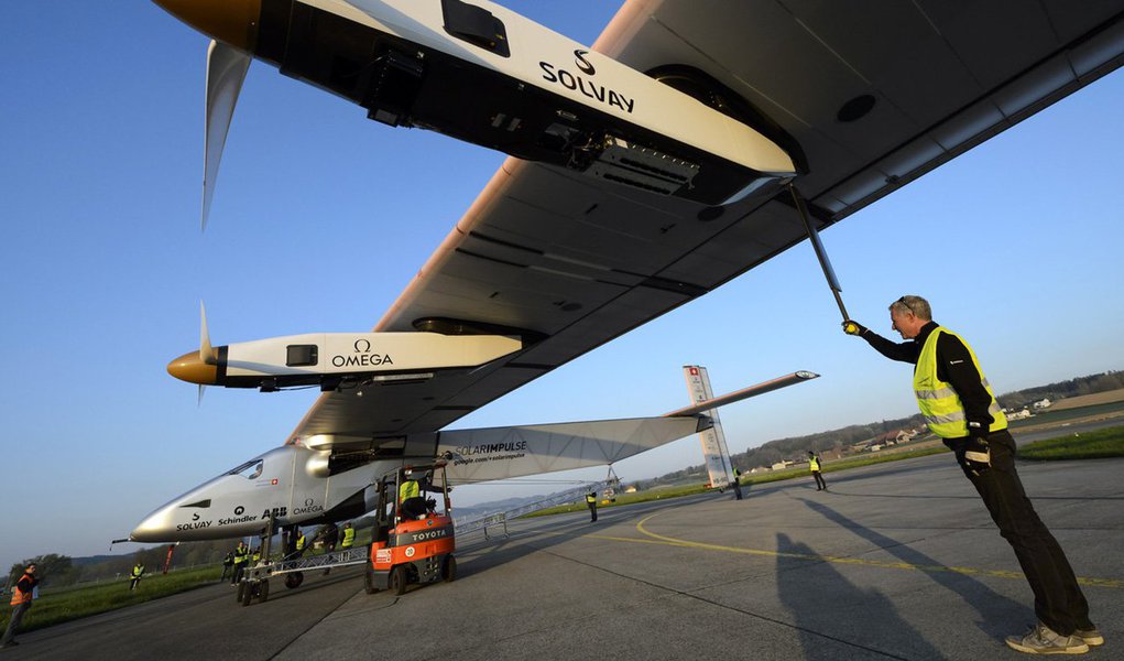 O avião Solar Impulse 2 chegou neste domingo (24) à Califórnia, nos Estados Unidos, depois de atravessar o Oceano Pacífico, etapa mais perigosa da volta ao mundo executada pela primeira aeronave movida exclusivamente com a energia do sol; o Solar Impulse 2, pilotado por um dos seus criadores, o suíço Bertrand Piccard, voou durante três dias e três noites, saindo do Havaí, e percorreu 4.528 quilômetros
