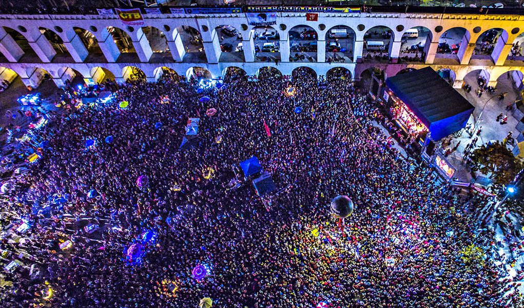 "Fosse uma manifestação da direita, seriam 200 ou 300 mil pessoas e as fotos estariam na capa dos jornais que se penduram, como cartazes, nas bancas de jornal. Como foi contra o golpismo, não está em nenhuma delas – a exceção é O Dia, que dá uma foto de Lula no palanque – e aquelas pessoas mal existem", analisa o jornalista Fernando Brito, do Tijolaço