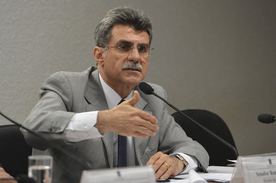 O novo ministro do Planejamento, Romero Jucá, comentou em sua conta no Twitter a aprovação da meta fiscal para 2016; segundo ele, a votação da mudança na meta pelo Congresso Nacional pode ficar para a próxima semana, mas não pode ultrapassar o dia 30 de maio; o prazo para aprovação da mudança da meta é 22 de maio; caso não ocorra, a equipe econômica tem de fazer um corte adicional de despesas que pode paralisar a máquina pública
 