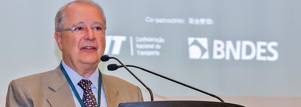 Presidente interino Michel Temer aceitou a indicação de Sérgio Amaral como embaixador do Brasil nos EUA; escolha, feita pelo chanceler José Serra (PSDB), sacramenta a guinada na política externa, segundo a colunista Natuza Nery; Amaral foi ministro do Desenvolvimento, Indústria e Comércio Exterior no governo Fernando Henrique Cardoso