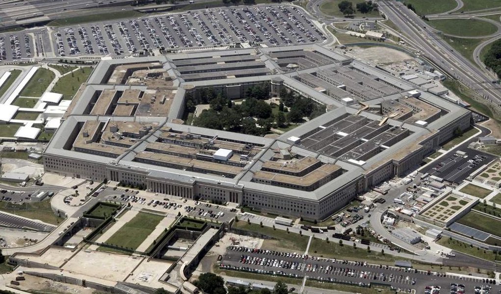 Regras oficiais dos ataques aéreos a alvos do grupo Estado Islâmico provavelmente permanecerão secretas, mas os oficiais do Exército americano afirmam estar implantando uma "escala móvel" com base na região visada, bem como na "oportunidade"; em alguns casos, os ataques aéreos dos Estados Unidos serão autorizados a matar dez civis por investida; acredita-se que o Pentágono tenha matado várias centenas de civis em sua guerra aérea contra o Estado Islâmico desde 2013, enquanto que a versão oficial é de apenas quatorze mortes