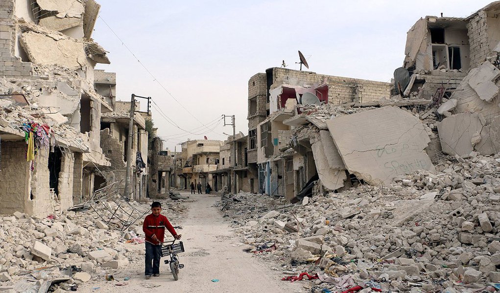 Uma relativa calma prevalecia nesta quinta-feira na cidade síria de Aleppo, devastada pela guerra, na sequência de um acordo entre Estados Unidos e Rússia para renovar uma cessação de hostilidades após quase duas semanas de violência entre rebeldes e forças do governo; mídia estatal síria disse que o Exército iria obedecer a um "regime de calma" na cidade que entrou em vigor à 1h da manhã (horário local) durante 48 horas