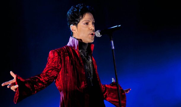 Advogados encarregados de destrinchar o espólio multimilionário do músico Prince, que morreu sem deixar testamento conhecido, vão para o tribunal nesta segunda-feira para o início do que pode ser uma disputa de anos por sua fortuna; valor exato dos bens do artista ainda não foi revelado, mas só seu catálogo musical foi estimado em mais de 500 milhões de dólares; seis irmãos ou meio-irmãos de Prince, encontrado morto aos 57 anos em sua propriedade nos arredores da cidade norte-americana de Minseapolis em 21 de abril, estão listados como herdeiros em documentos legais apresentados à Corte Distrital do condado de Carver em Chaska, no Estado de Minnesota