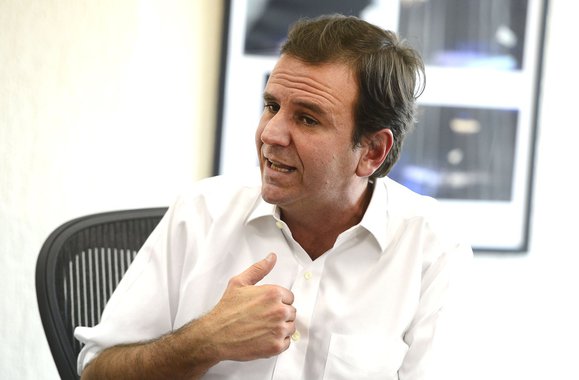 O prefeito do Rio de Janeiro, Eduardo Paes, disse que irá indenizar as famílias das vítimas da ciclovia Tim Maia, em São Conrado; "Busquei contato com as famílias das vítimas, pessoas já conversaram com o cunhado e a viúva de uma das vítimas do acidente. Falei pessoalmente com o cunhado de uma das vítimas, mas ainda não consegui falar com a viúva. A prefeitura, dentro da sua possibilidade, vai buscar, de maneira adequada, como em outros casos em que teve responsabilidade sobre tragédias na cidade, ressarcir essas pessoas do ponto de vista material, embora nada repare a perda de uma vida", afirmou