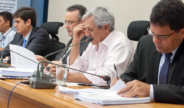 A CPI dos Transportes decidiu que o relatório final das investigações elaborado pelo deputado Raimundo Ribeiro (PPS) será votado nesta quarta-feira (27), na sala das comissões; a decisão foi anunciada, quando o colegiado retomou os trabalhos suspensos; o presidente da CPI, deputado Bispo Renato Andrade (PR), também anunciou aos presentes que a CPI foi prorrogada por mais 30 dias, a contar desta data; TJ-DF aceitou, em abril do ano passado, a denúncia do MP contra o ex-secretário de Transportes José Walter Vazquez, o advogado Sasha Reck e de outras duas pessoas suspeitas de favorecimento em licitações, em 2012; a estimativa do MP é de que as empresas faturariam R$ 10 bilhões em dez anos, prazo da concessão, que poderia ser renovada por igual período