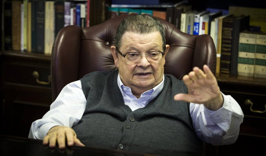 “Hoje cada cem cidadãos em idade de trabalhar (15 a 64 anos) sustentam 12 cidadãos idosos (mais de 65 anos). Em 2040, cada 100 cidadãos em idade de trabalhar terão que sustentar 26!”, explica o ex-ministro Delfim Netto; “O Brasil gasta hoje com a Previdência mais do que países que têm, proporcionalmente, três vezes mais idosos do que nós. Por que se recusar a analisá-la, mesmo com a garantia que não se pretende atingir os "direitos adquiridos"?
