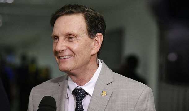 Um levantamento do Instituto Paraná Pesquisas aponta o senador Marcelo Crivella (PRB-RJ) com 38,1% dos votos; na segunda posição está o deputado estadual Marcelo Freixo (Psol), com 11,4%, seguido pelo deputado estadual Flávio Bolsonaro (PSC), com 8,1% do eleitorado – ele é filho do deputado federal Jair Bolsonaro (PSC); em quarto lugar está a deputada federal Jandira Feghali (PCdoB-RJ), com 7,0%; em quinto aparece o secretário executivo de governo da Prefeitura do Rio, Pedro Paulo (PMDB), com 4,4%